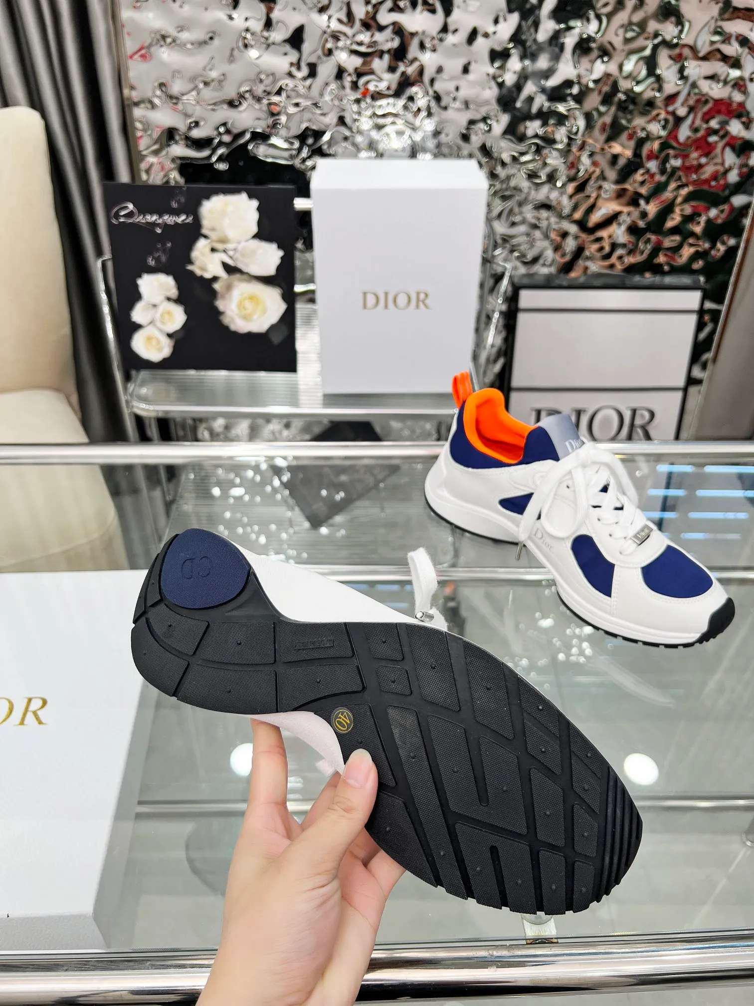 Men's shoes 💰540 Dior, the latest Star series on the show, this Dior Star dad sneaker is a new product for the fall of 2025, enriching the classic series with fashionable retro style. Carefully crafted, these Dad Shoes style shoes can be paired with casual looks all year round and follow the trend of the retro market. The Dior logo on the tongue also indicates that this pair of shoes is the B30 model! B30 uses fine-textured leather and mesh cloth materials to form a shoe body. There are conspicuous letters CD on both sides of the shoe body to indicate identity. The multiple lines on the shoe body outline the details, making the shoes look less monotonous and full of retro three-dimensionality! Code number: 40-46 Color: four colors